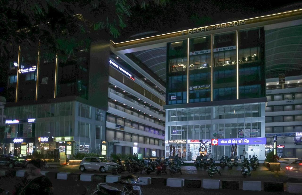 Hotel The Parker Inn By Kbnt Group Surat Eksteriør billede