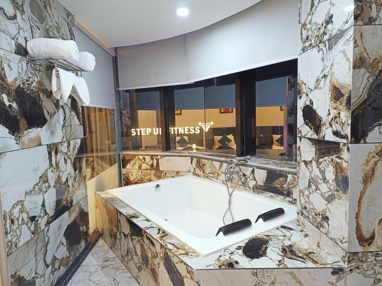 Hotel The Parker Inn By Kbnt Group Surat Eksteriør billede