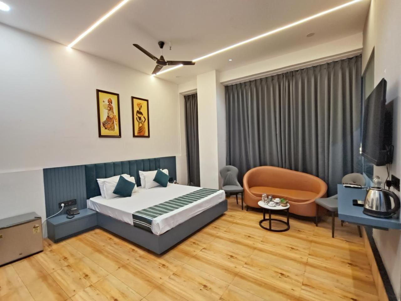 Hotel The Parker Inn By Kbnt Group Surat Eksteriør billede